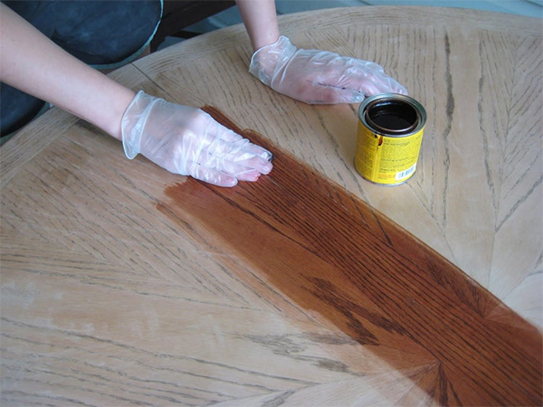 Cách làm sạch đồ gỗ cũ bằng hóa chất chuyên dụng
