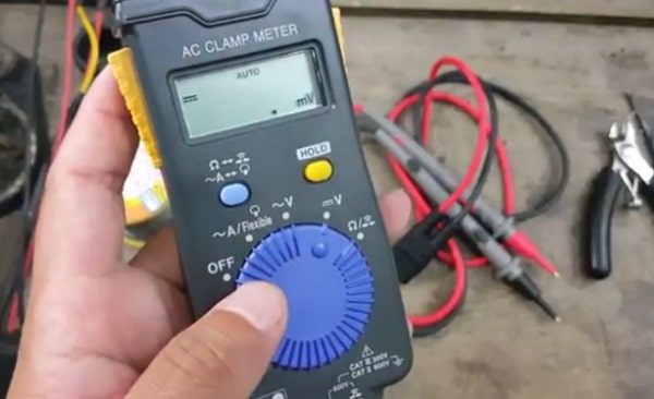 Ampe kìm cũ nhanh hỏng, đo điện với độ sai số cao