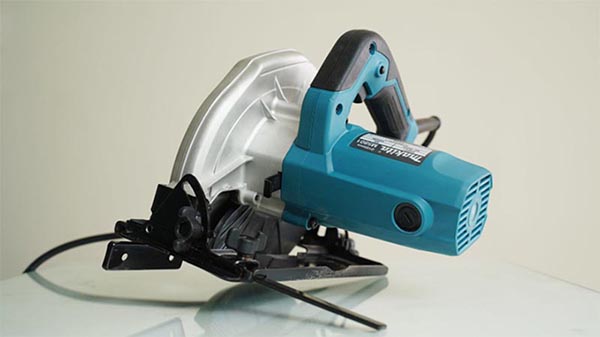 Phía sau máy cưa đĩa Makita M5801B