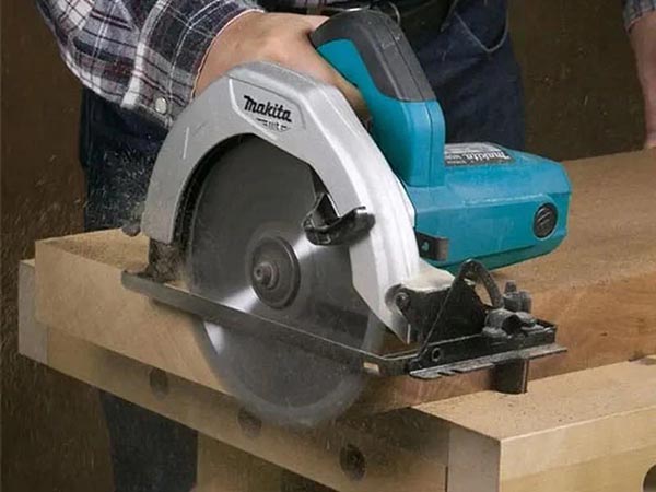 Makita M5801B cắt gỗ hiệu quả