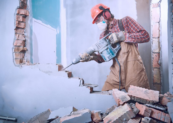 Sử dụng máy đục bê tông để phá dỡ tường nhà nhanh chóng