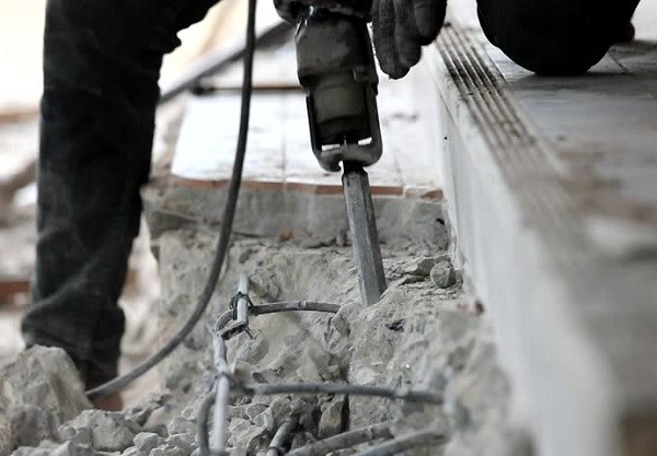 Đặt mũi đục nghiêng 1 góc 15 độ