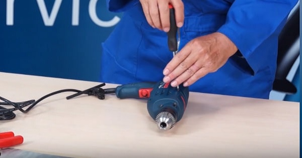 Tháo vỏ ngoài của máy khoan