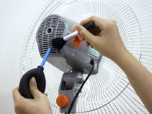 Vệ sinh quạt định kỳ để giảm tiếng ồn