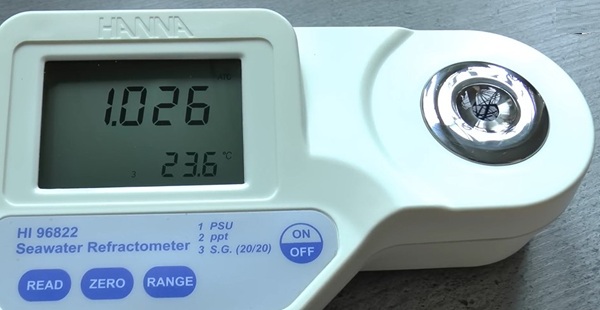 Khúc xạ kế phân tích nước biển Hanna HI96822 hoạt động dựa trên khúc xạ ánh sáng