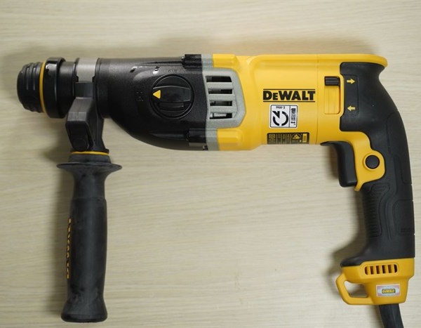 Máy khoan bê tông Dewalt D25143K-B1