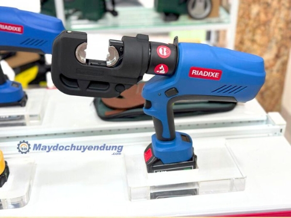 Kìm ép cos giúp đầu cos được ép chắc chắn với dây cáp‏.(Ảnh: maydochuyendung.com).