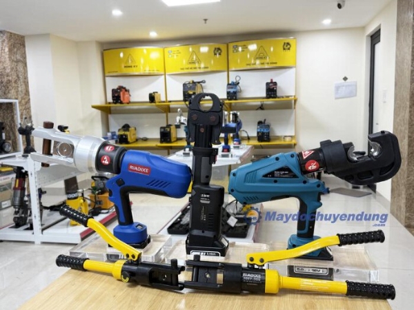 ‏Các sản phẩm kìm bấm cos thủy lực dùng pin hoặc dùng tay‏.(Ảnh: maydochuyendung.com).