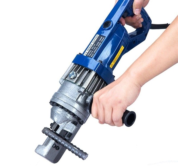 Máy cắt sắt thủy lực cầm tay làm việc linh hoạt tại nhiều vị trí