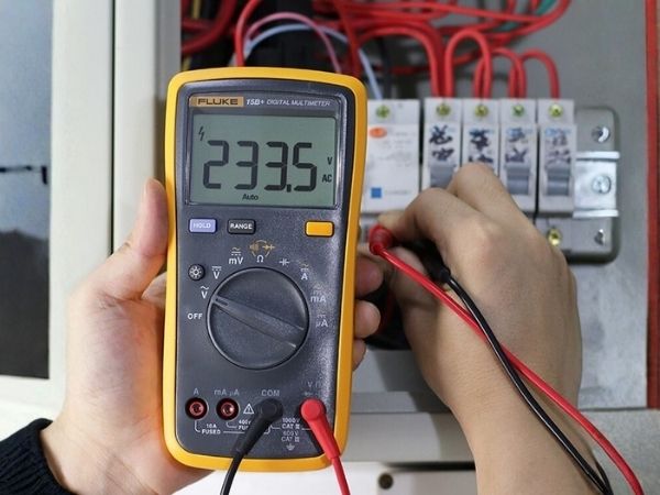 Đồng hồ vạn năng Fluke 15B+ nhỏ gọn, đạt tiêu chuẩn IP40