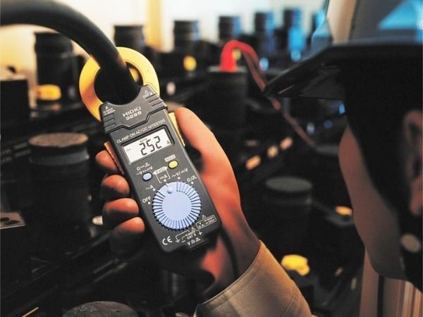 Hioki 3288 có tính năng tự cân bằng khi đo dòng DC, giúp giảm sai số khi đo