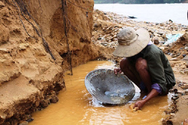 Tìm vàng bằng phương pháp đãi vàng thủ công