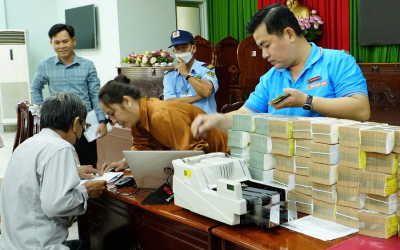 Công khai quyết định và chi trả